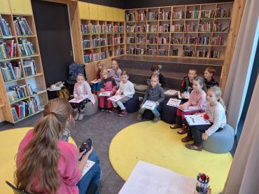 Foto k aktualitě 1. B s Kamilem v knihovně