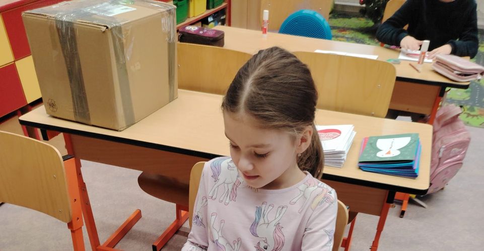 Vánoční dílnička ve 2. třídě - výroba přáníček do domova seniorů