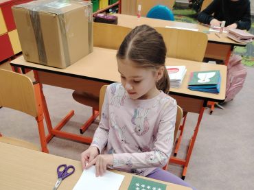 Foto k aktualitě Vánoční dílnička ve 2. třídě - výroba přáníček do domova seniorů