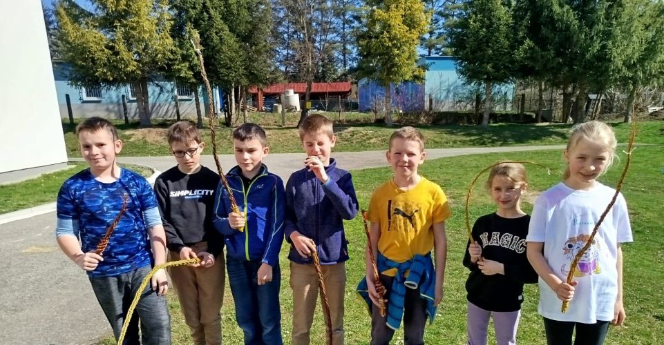 Čtvrtá třída plete pomlázky