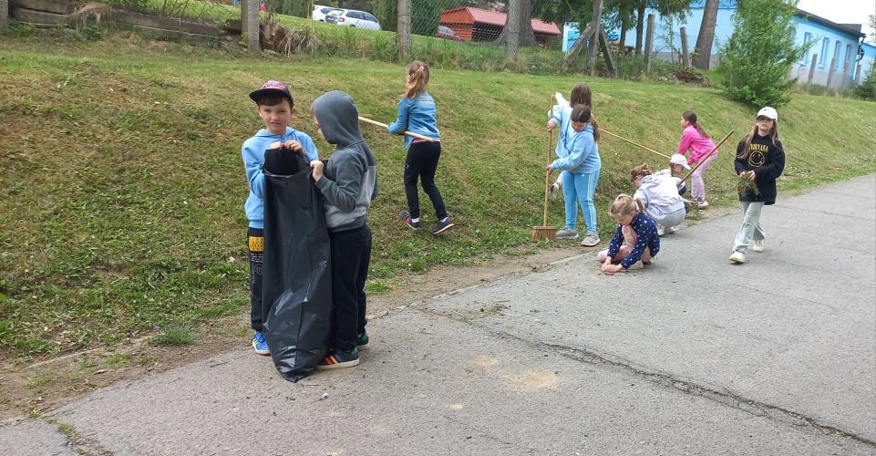 2. třída uklízí okolí školy
