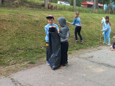Foto k aktualitě 2. třída uklízí okolí školy