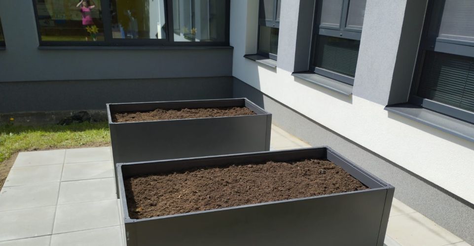 Environmentální projekt - výsadba užitkových rostlin do nových vyvýšených záhonů