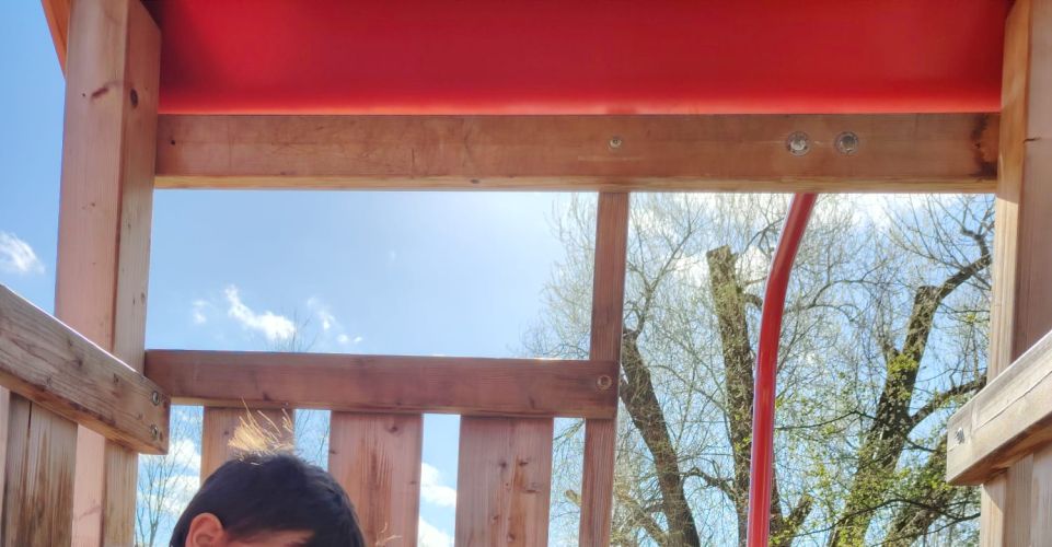 Druháci při krásném počasí využívají k výuce školní zahradu