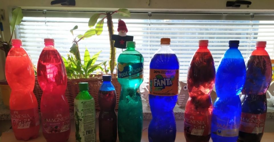 Barvení sněhu v družině