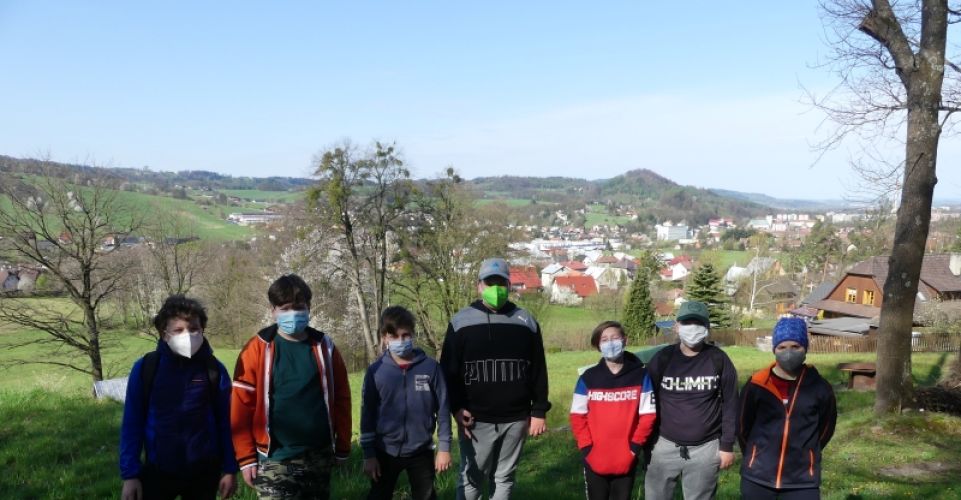 Páťáci u hážovické studánky