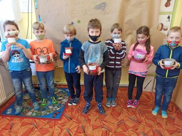 Foto k aktualitě Sázení semínek luštěnin a zalévání vypěstovaných bylinek