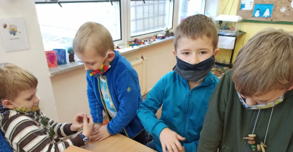 Výroba ptačího krmítka v družině