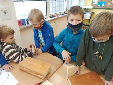 Foto k aktualitě Výroba ptačího krmítka v družině