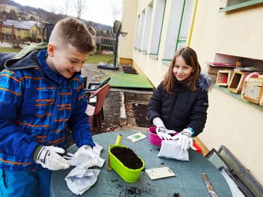 Foto k aktualitě Bylinková zahrádka v družině
