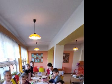 Foto k aktualitě Prvňáčci pečou velikonoční perníčky