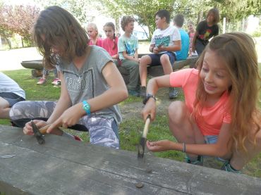 Foto k aktualitě Soutěž v zatloukání hřebíků
