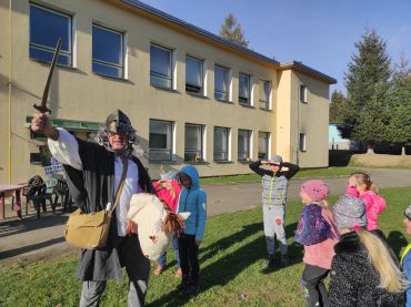 Foto k aktualitě Školní družinu navštívil svatý Martin