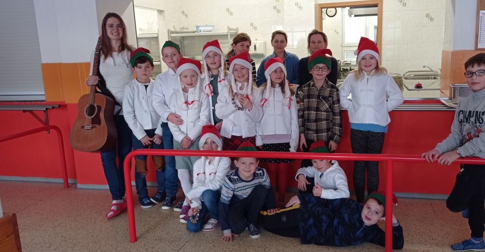 Druháčci zpívají koledy pro paní kuchařky