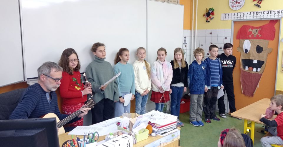 Páťáci zpívají koledy 1. a 2. třídě