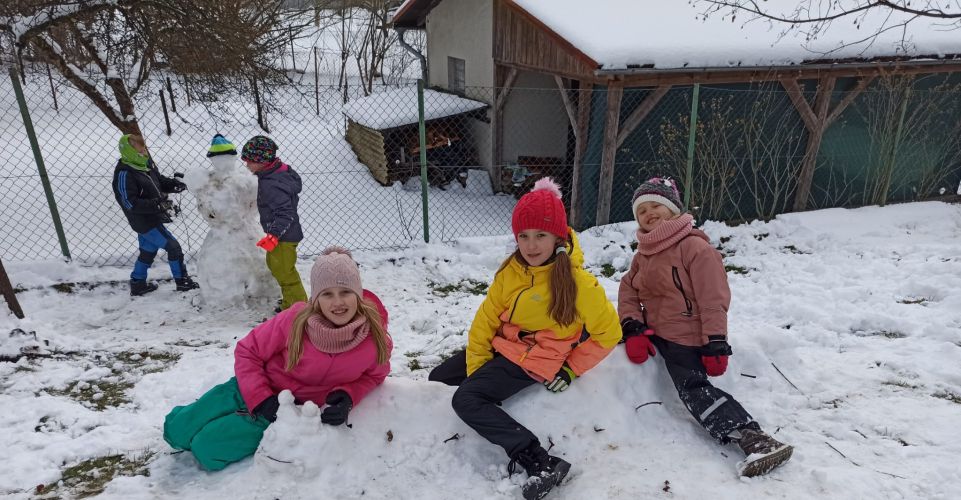 Sněhové sochy v družině