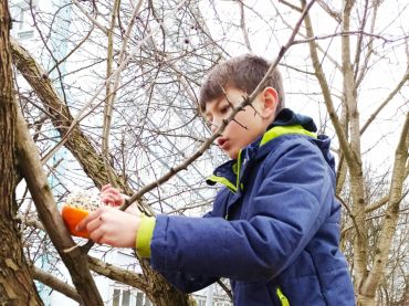 Foto k aktualitě Výroba krmítek v družině