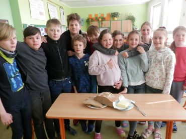 Foto k aktualitě Žáci 5. třídy pekli kvasový chleba