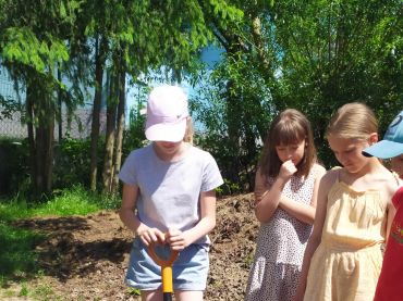 Foto k aktualitě Práce na školní zahradě