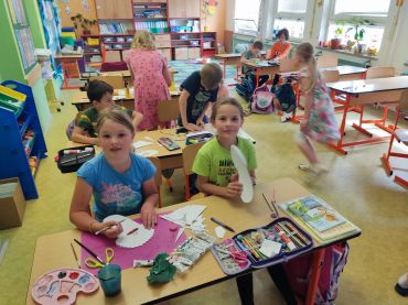 Foto k aktualitě Výroba blahopřání k narození miminka paní asistence