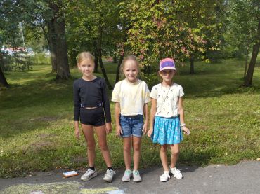 Foto k aktualitě Výtvarná výchova v parku - 3. a 4. ročník