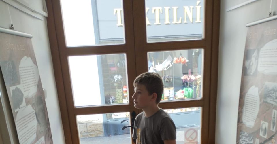 Páťáci na výstavě „Zkamenělé stopy“