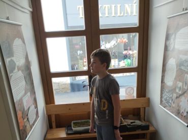 Foto k aktualitě Páťáci na výstavě „Zkamenělé stopy“