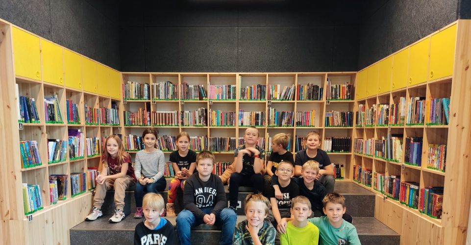 Čtvrťáci na prohlídce městské knihovny