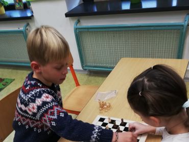 Foto k aktualitě Kroužek Logohrátky - učíme se hrát Dámu