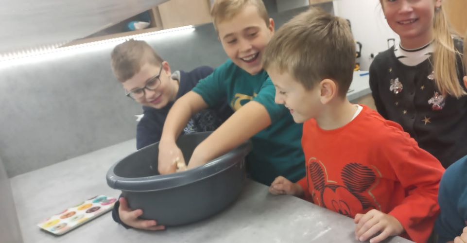 Pečeme vánoční cukroví a moc nás to baví (1. a 2. oddělení ŠD)