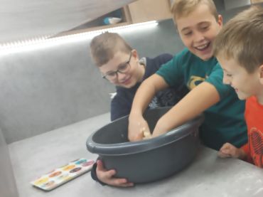 Foto k aktualitě Pečeme vánoční cukroví a moc nás to baví (1. a 2. oddělení ŠD)