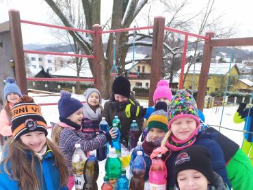 Foto k aktualitě Barvení sněhu I. oddělení ŠD