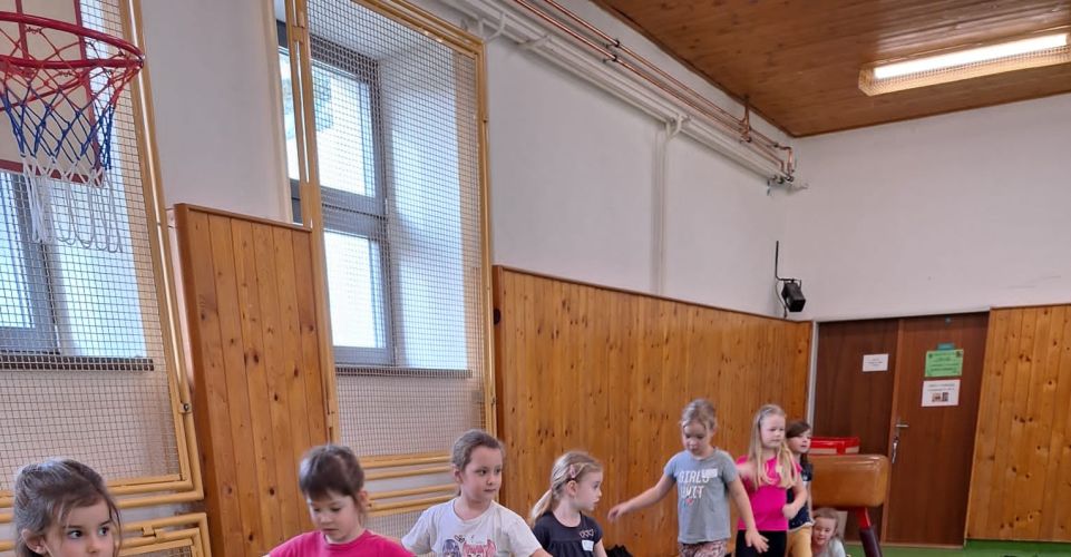 Dílničky se skřítkem Záhumeníčkem v tělocvičně