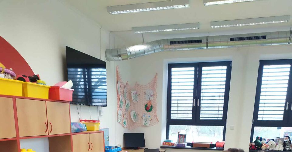 Šikulové vyrábí pilinového panáčka