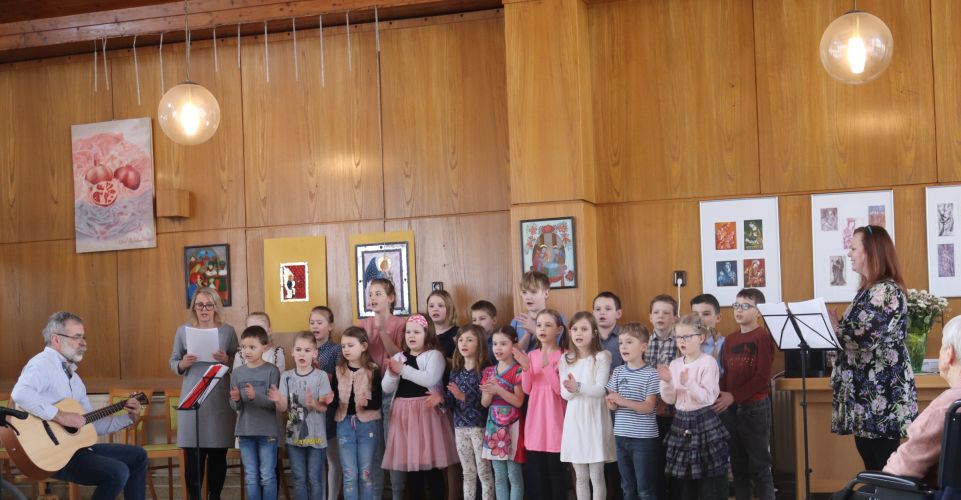 Vystoupení dětí 1. a 3. třídy v domově seniorů - přání jubilantům a vítání jara