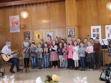 Foto k aktualitě Vystoupení dětí 1. a 3. třídy v domově seniorů - přání jubilantům a vítání jara