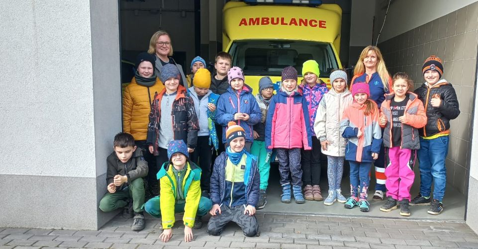 Družina na exkurzi zdravotnické záchrané služby s ukázkou první pomoci