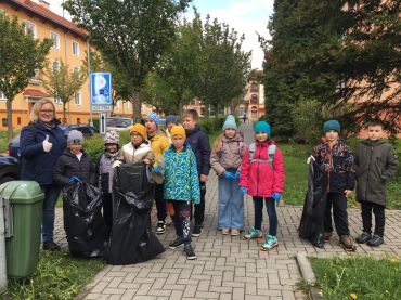 Foto k aktualitě Den Země - 2. oddělení ŠD uklízí Záhumení