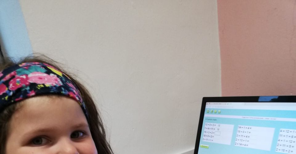 Prvňáčci procvičují český jazyk a matematiku na počítačích