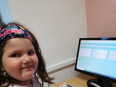 Foto k aktualitě Prvňáčci procvičují český jazyk a matematiku na počítačích