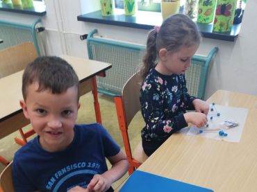 Foto k aktualitě Matematika v 1. třídě hravě - Modely těles z párátek