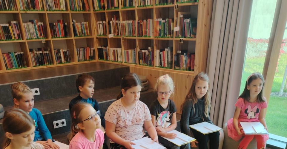 Děti z 2. třídy v městské knihovně na besedě na téma Už žádné výmluvy