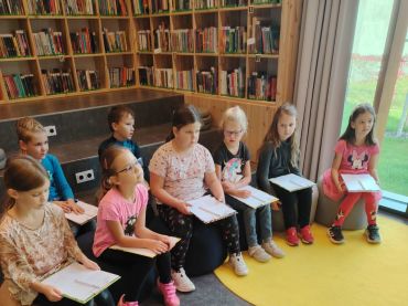 Foto k aktualitě Děti z 2. třídy v městské knihovně na besedě na téma Už žádné výmluvy