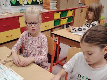 Foto k aktualitě Matematika ve 2. třídě - stavby z krychlí (sčítání a odčítání do 20)