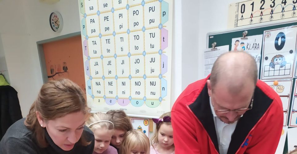 Beseda se záchranářem (Celoroční projekt s názvem Rodiče představují dětem svá zaměstnání) v I. oddělení ŠD