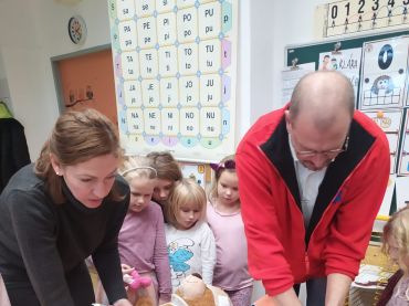 Foto k aktualitě Beseda se záchranářem (Celoroční projekt s názvem Rodiče představují dětem svá zaměstnání) v I. oddělení ŠD