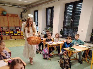 Foto k aktualitě Kdepak máme čerty? I ke třeťákům zavítala nebeská návštěva