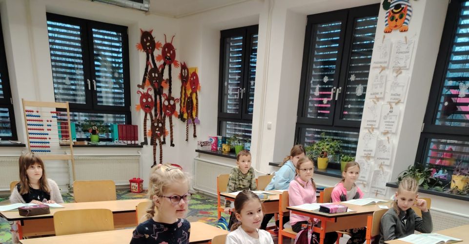 Svatý Mikuláš naděluje s andělem u druháčků