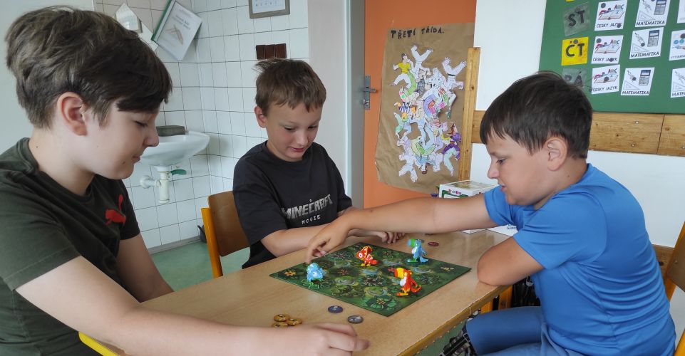 Den deskových a karetních her