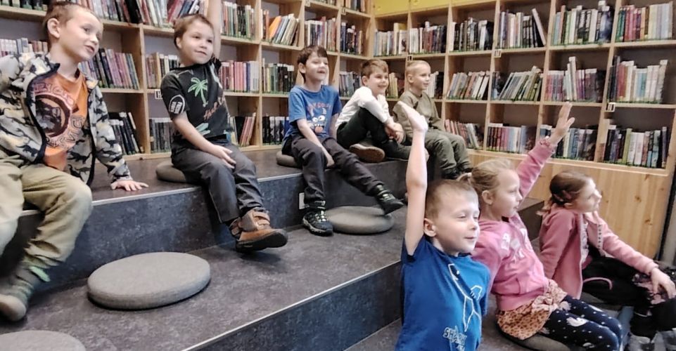 Prvňáčci poprvé v městské knihovně 